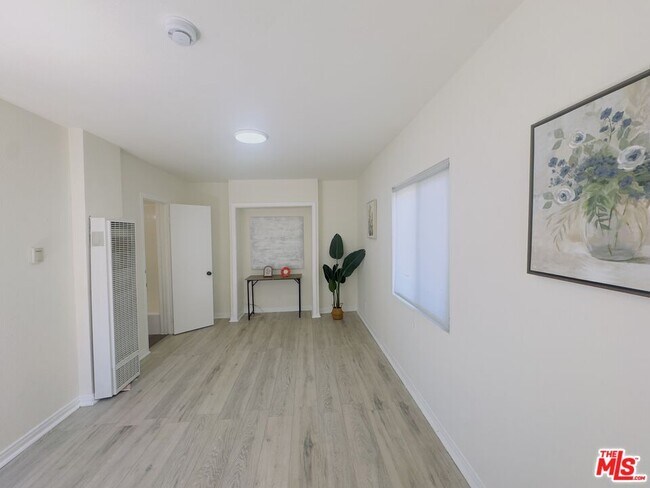 Building Photo - 636 W 81st St