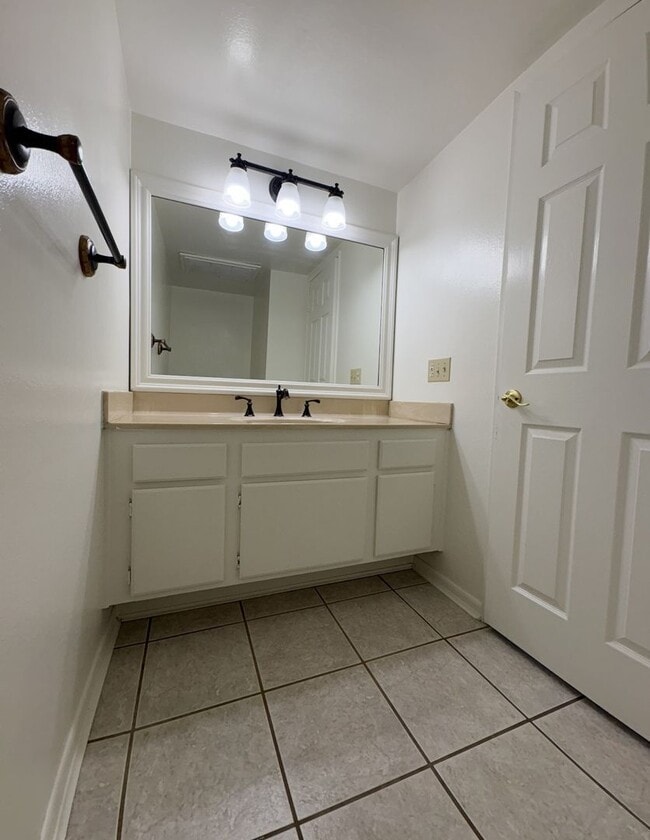Building Photo - Your Dream Home Awaits in the Heart of Cam...