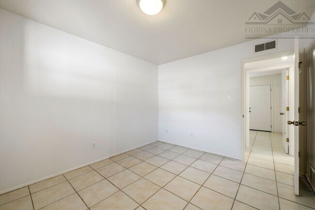 Building Photo - 516 Hillside Ave