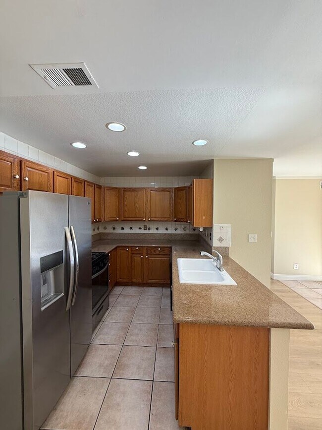 Building Photo - Beautiful 3 Bedroom, 2 Bathroom, Simi Valley Condominium, Ready for Move-In!