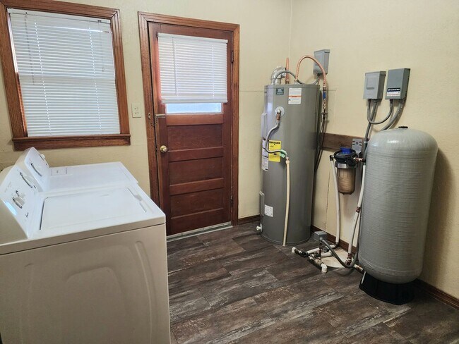 Building Photo - Country Living Home