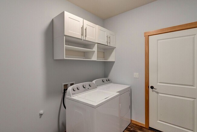 Building Photo - 253 Sunset Dr