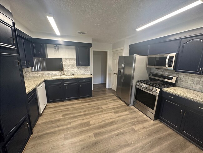 Building Photo - 29031 Elmwood Dr