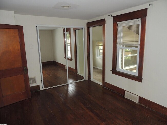 Building Photo - 506 Hawthorn Ave