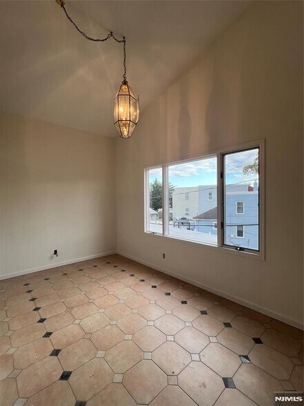 Primary Photo - 54 Blauvelt Pl