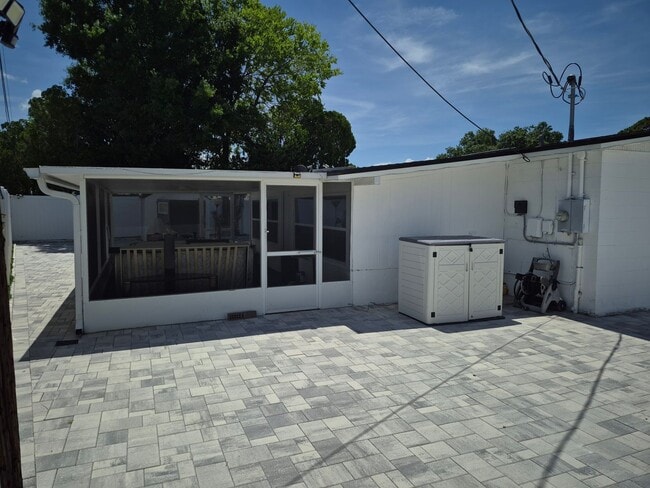 Building Photo - 7709 W Hanna Ave
