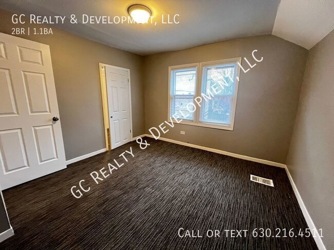 Building Photo - ***3LINCOLN PARK - COACH HOUSE / 2 BDRM + ...