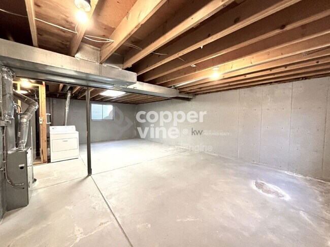 Building Photo - 495 Ash St