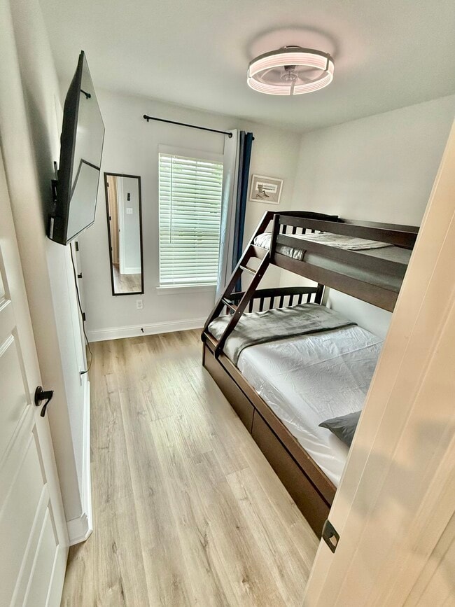 Building Photo - 1007 Middle Ln