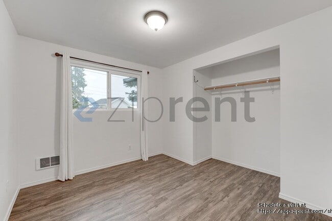 Building Photo - 9516 Holly Dr