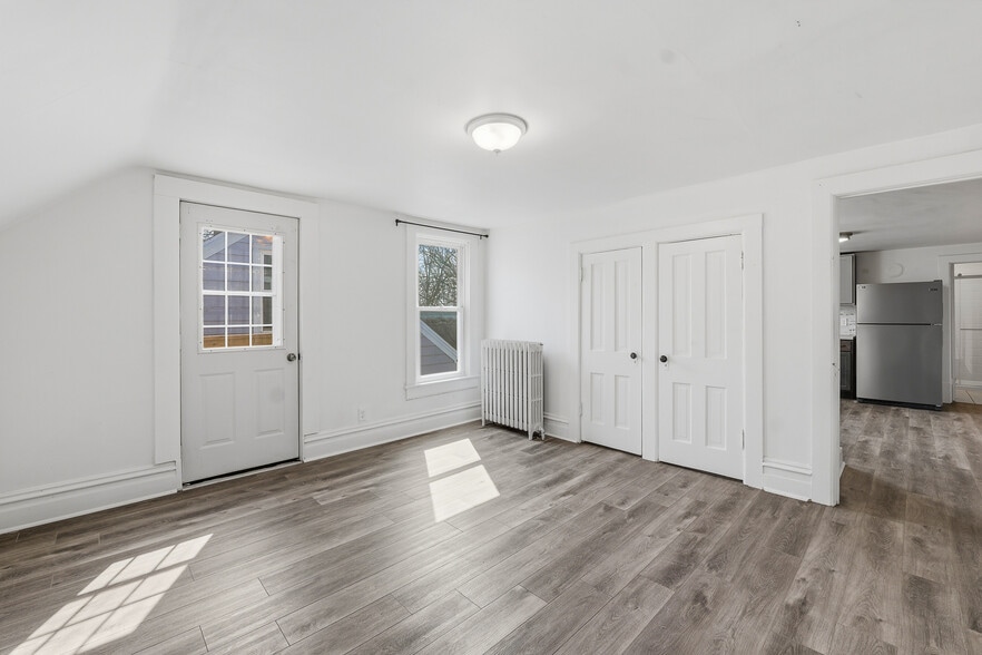 Building Photo - 418 S Spring St