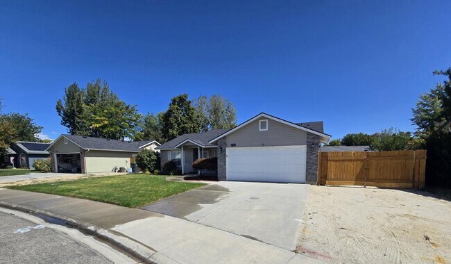 Building Photo - 1020 N Crestley Ave