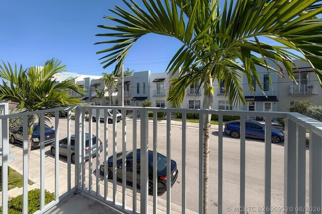 Building Photo - 405 NE 35th Ct