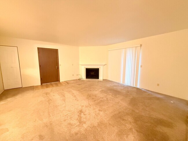 Building Photo - 2BR/2BA | Newly Renovated Condo| Nice views of grassy area | Community Pool!