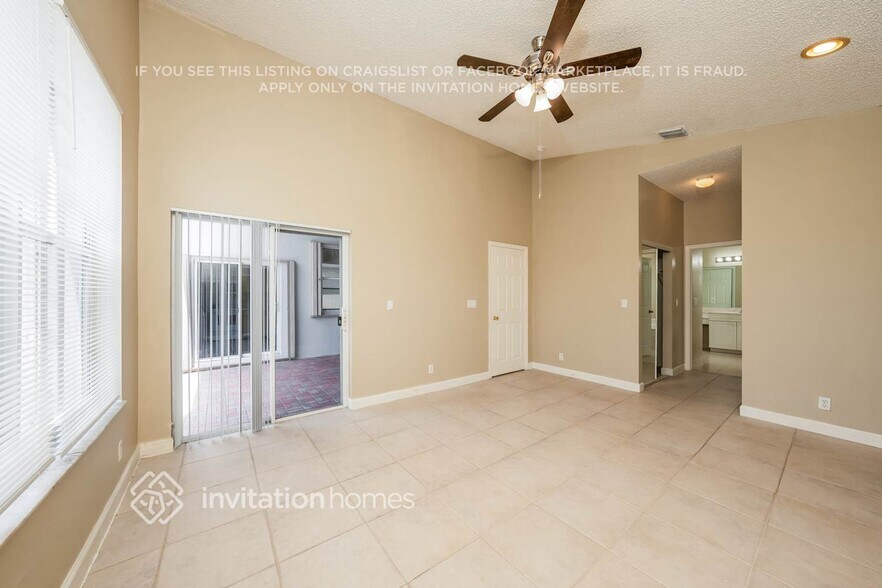Building Photo - 9496 Lago Dr