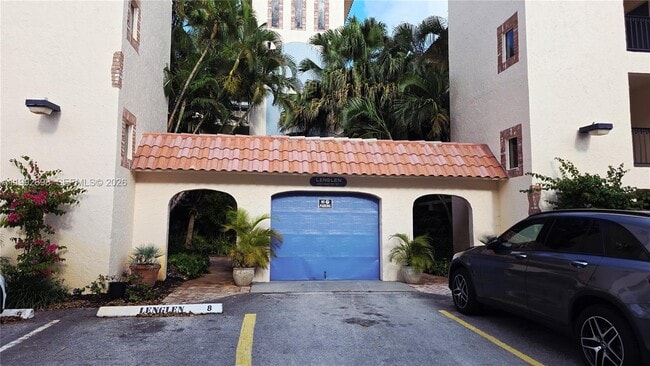 Building Photo - 650 Tennis Club Dr
