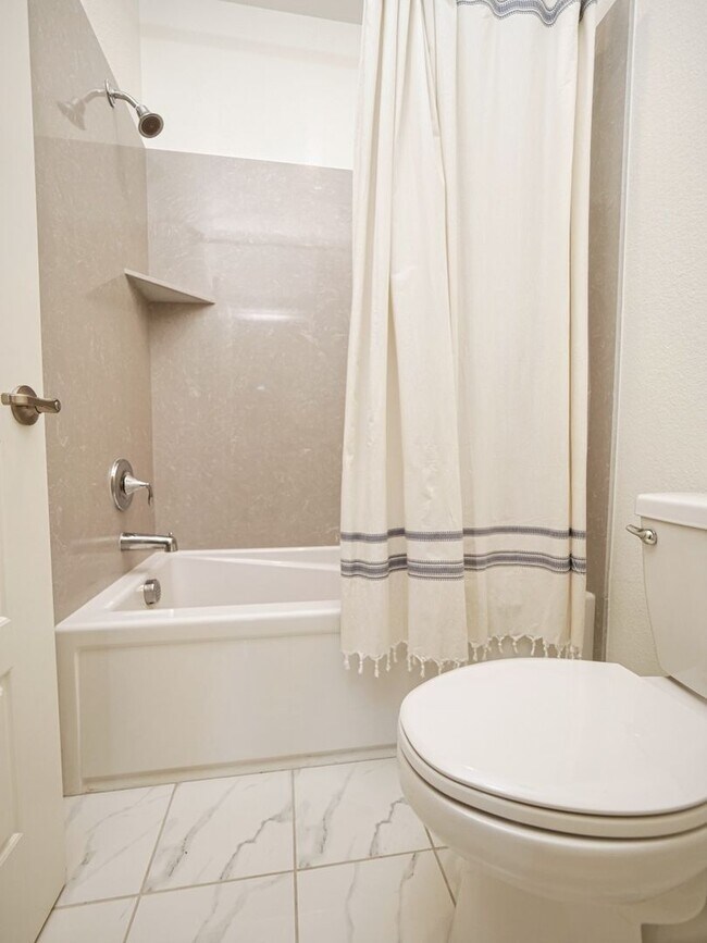 Building Photo - Modern Elegant 4BR 2.5 House in Sacramento