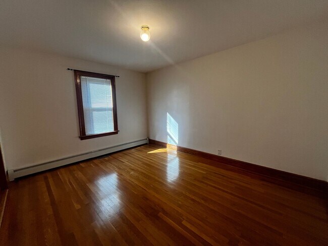 Building Photo - Charming 2-Bedroom First Floor Apartment i...