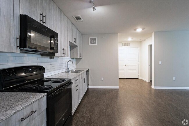 Building Photo - 3300 Oak Creek Dr