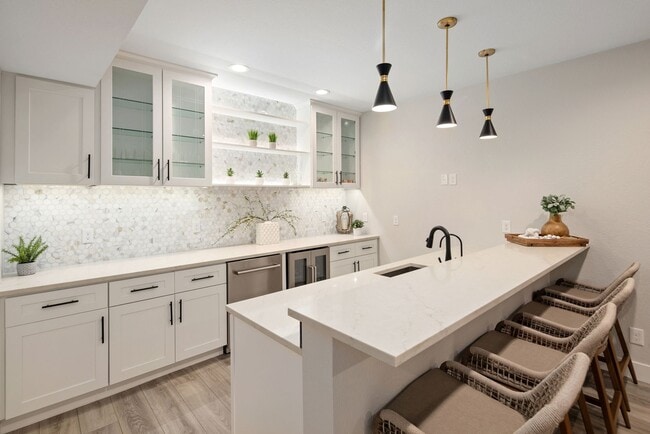Building Photo - 6 Bedroom 5.5 Bathroom Single Family Home ...