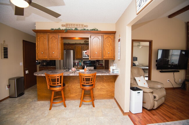 Building Photo - 4901 N Rogers Dr