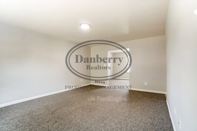 Building Photo - 3704 Willow Run Dr