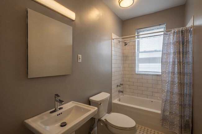 Building Photo - East Edgewater One Bed/One Bath ~ Heat Inc...