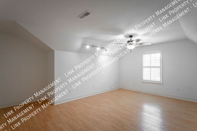 Building Photo - Beautiful large 1800 sf 3/2 for $2000 Townhome in Hixson with a garage and attic storage!