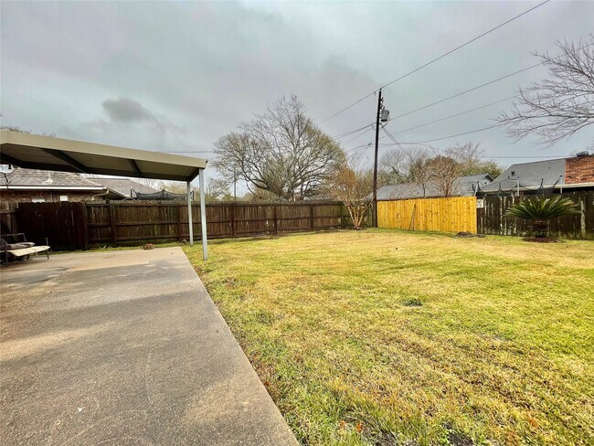 Building Photo - 704 Manor Dr