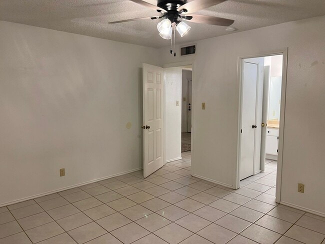 Building Photo - 306 Sun Flower Dr