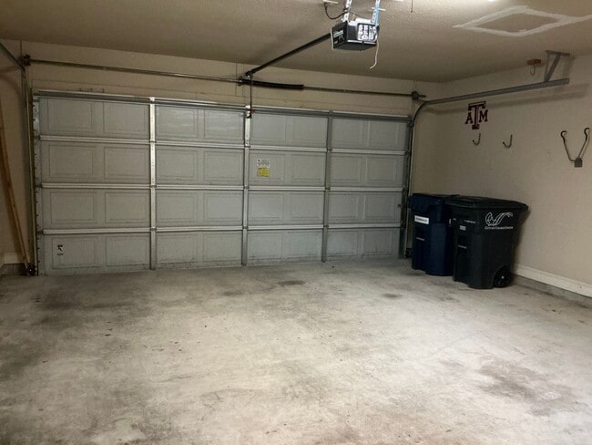 Building Photo - AVAILABLE NOW! 4-Bed 3-bath in Creek Meadows