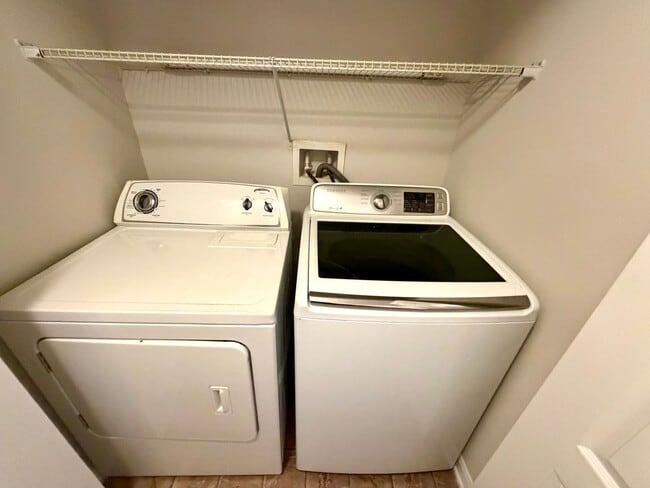 Building Photo - 3 Bedroom 2.5 Bathroom in Ashburn Square