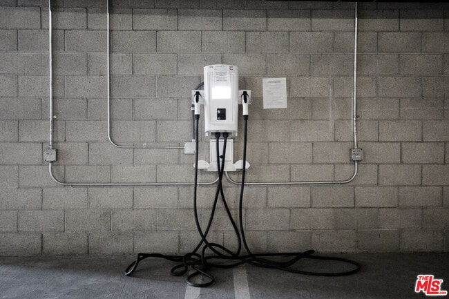 Building Photo - 12655 Bluff Creek Dr