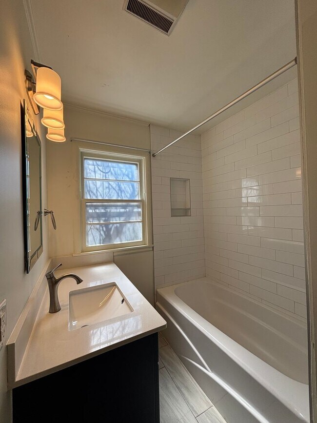 Building Photo - Perfect and Updated Rental close to TU!