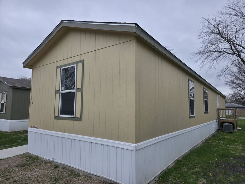 Building Photo - 1309 W Plum St