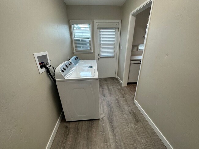 Building Photo - Renovated in 2023!! 4BD/2BA; Quick Walk to Campus