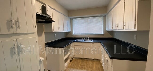 Building Photo - 918 Lakewood Ln