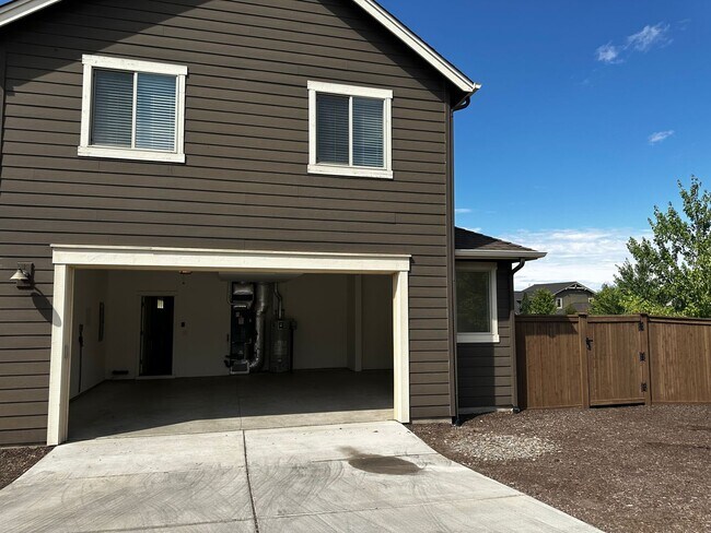 Building Photo - 3 Bedroom Home in the Bridges!