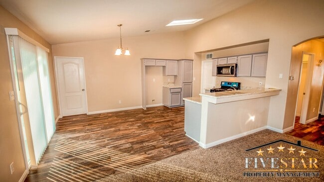 Building Photo - House for Rent in SouthWest Bakersfield