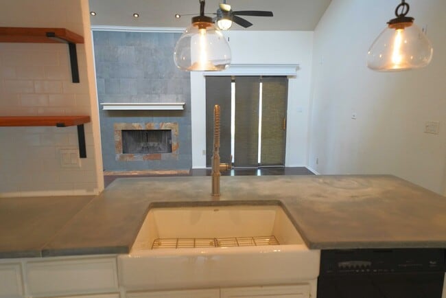 Building Photo - Gorgeous home available in great neighborhood. Realtor Commission: $500