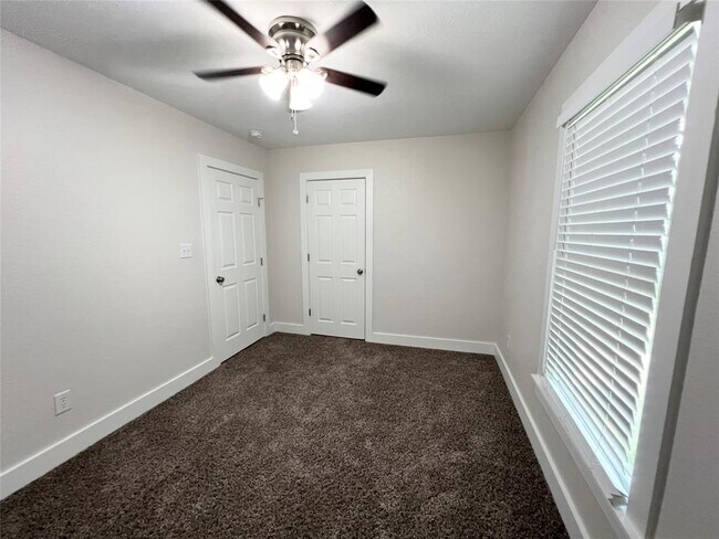 Building Photo - 322 Azalea St