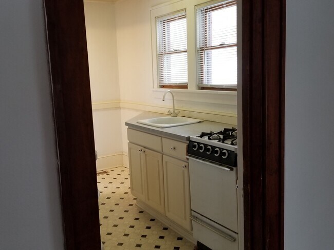 Building Photo - 2 bedroom House Close to Campus!
