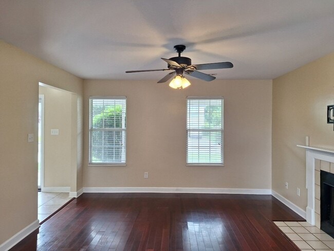 Building Photo - Convenient location to interstate in North...