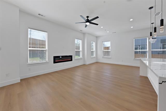 Building Photo - 308 E 7th St