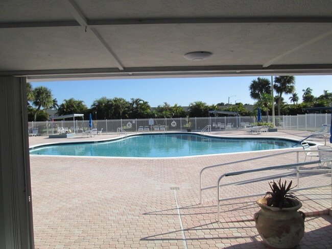 Building Photo - 2731 Barkley Dr W