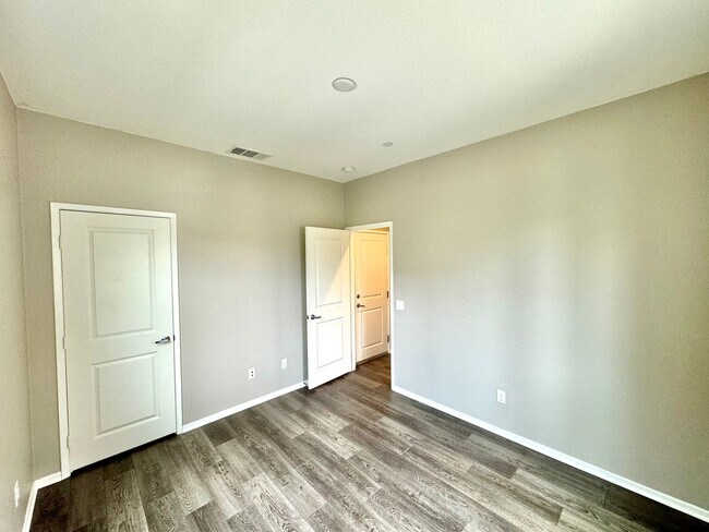 Building Photo - SD: Spacious 4BD/3.5BA Townhome in Oceanside with Community Pool, 2-Car Garage & Covered Balcony