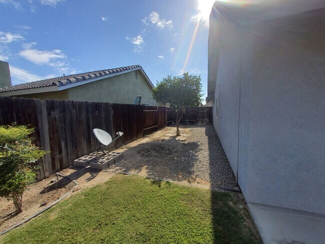 Building Photo - 5615 Sugar Pine Dr