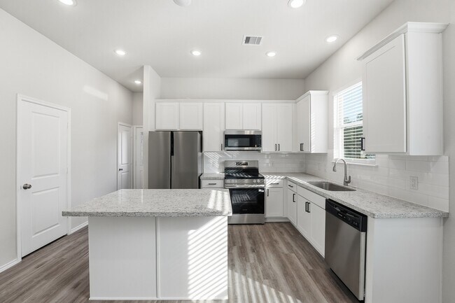 Building Photo - 15618 Sycamore Dr