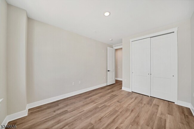 Building Photo - 105 Iris Ct