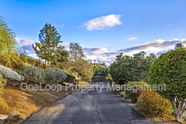 Building Photo - 493 Summerhill View